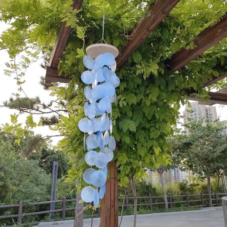 Carillon éolien à suspendre en coquillage Capiz bleu violet, 51 coquilles, 53 cm, décoration extérieur patio jardin et intérieur