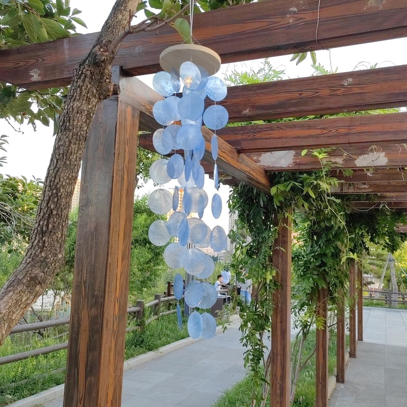 Carillon éolien à suspendre en coquillage Capiz bleu violet, 51 coquilles, 53 cm, décoration extérieur patio jardin et intérieur