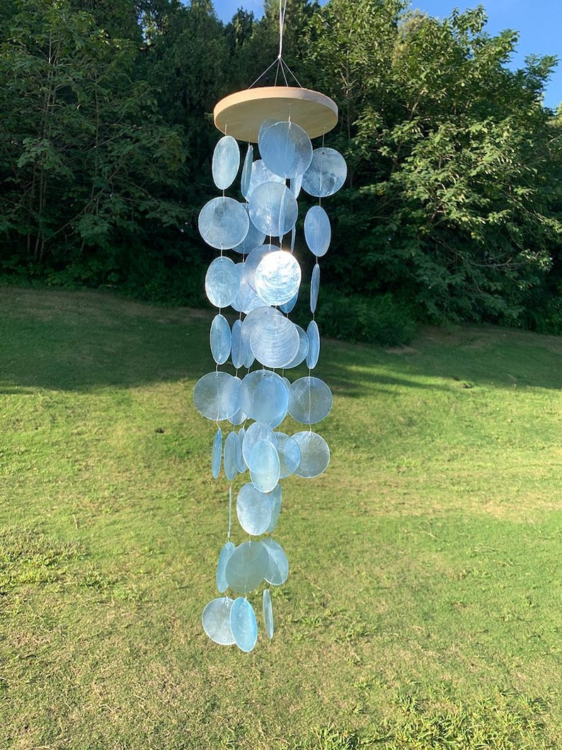 Carillon éolien à suspendre en coquillage Capiz bleu violet, 51 coquilles, 53 cm, décoration extérieur patio jardin et intérieur