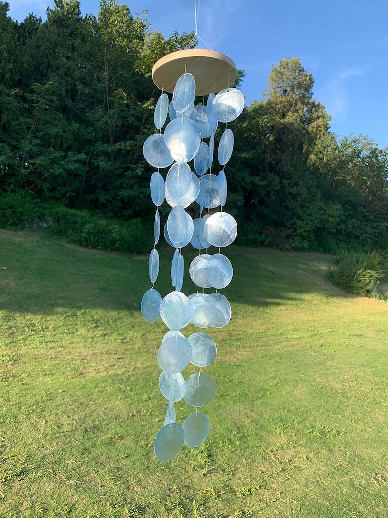 Carillon éolien à suspendre en coquillage Capiz bleu violet, 51 coquilles, 53 cm, décoration extérieur patio jardin et intérieur