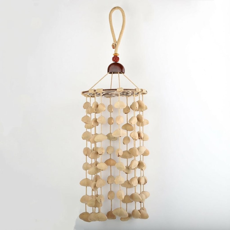 Carillon éolien en coquilles de fruits, hauteur 18 po, 97 pièces (96 chachas et 1 juju), poids 261,5 g, sons naturels apaisants