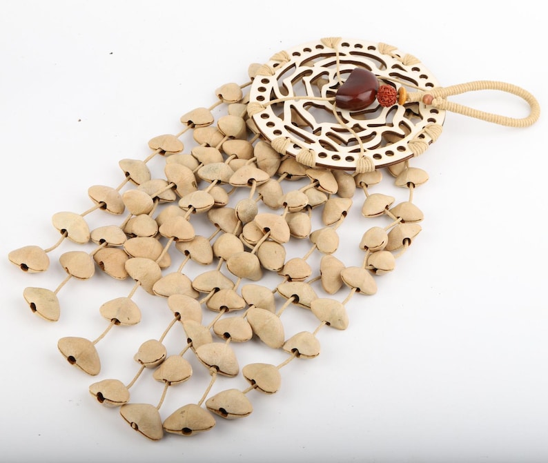Carillon éolien en coquilles de fruits, hauteur 18 po, 97 pièces (96 chachas et 1 juju), poids 261,5 g, sons naturels apaisants