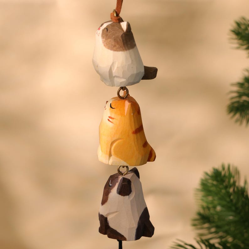 Ornement de chat et carlin en bois empilé à 3 niveaux fait main, figurine animal sculptée à la main avec cloche en laiton, carillon éolien décoratif