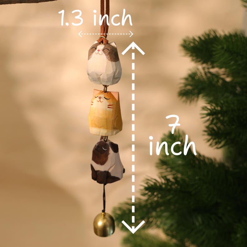 Ornement de chat et carlin en bois empilé à 3 niveaux fait main, figurine animal sculptée à la main avec cloche en laiton, carillon éolien décoratif