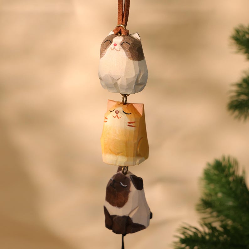 Ornement de chat et carlin en bois empilé à 3 niveaux fait main, figurine animal sculptée à la main avec cloche en laiton, carillon éolien décoratif