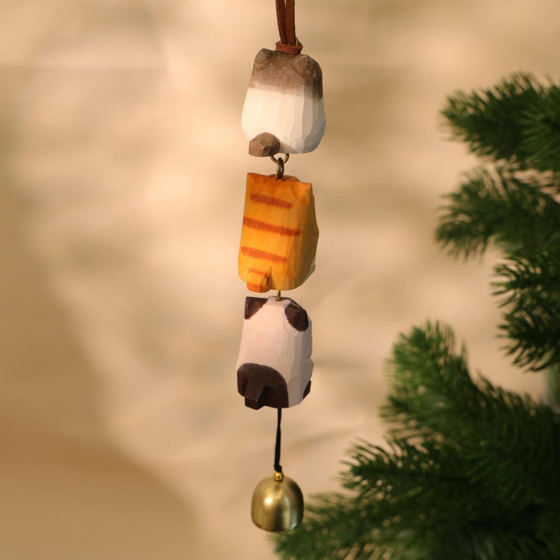 Ornement de chat et carlin en bois empilé à 3 niveaux fait main, figurine animal sculptée à la main avec cloche en laiton, carillon éolien décoratif