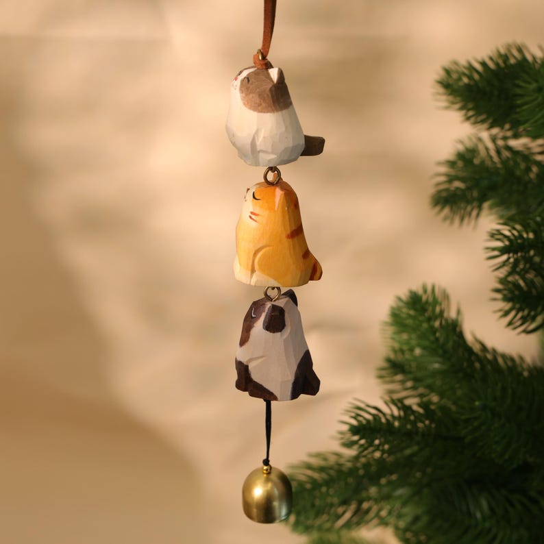 Ornement de chat et carlin en bois empilé à 3 niveaux fait main, figurine animal sculptée à la main avec cloche en laiton, carillon éolien décoratif
