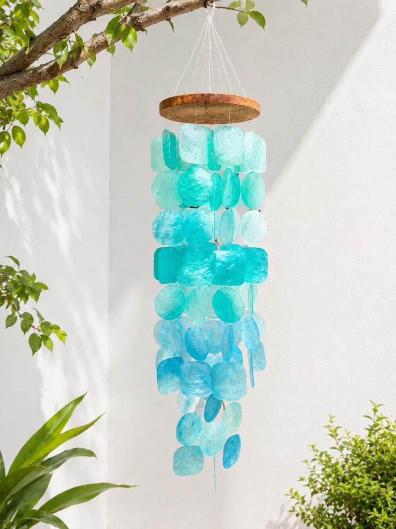Carillon éolien en coquillages de capiz bleus, décoration suspendue turquoise marine, 70 cm, coquillage et bois