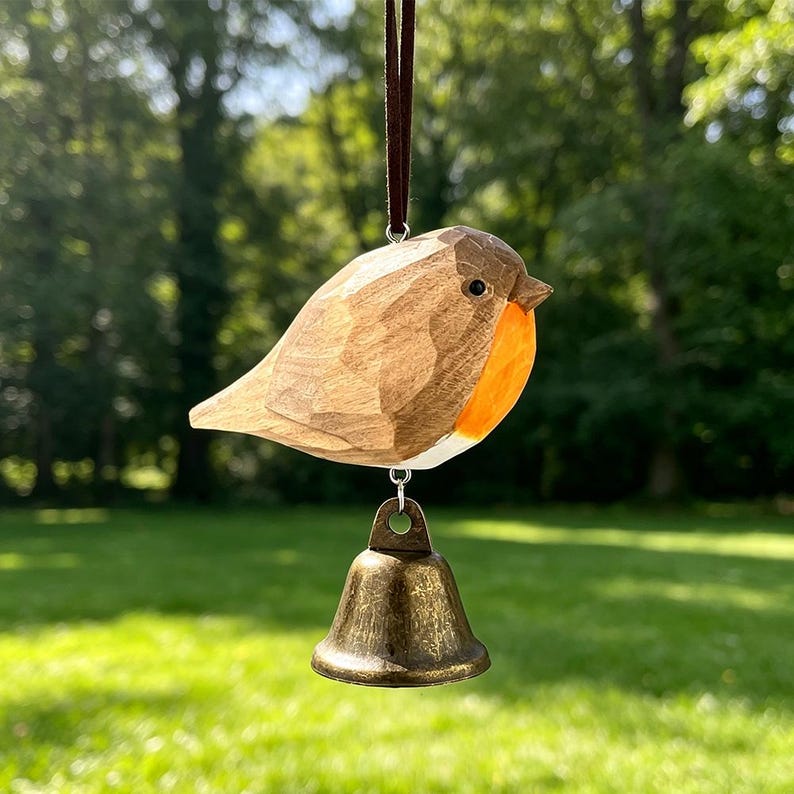 Carillon éolien rouge-gorge en bois sculpté à la main avec cloche en laiton, ornement suspendu rustique pour fenêtre, balcon et entrée