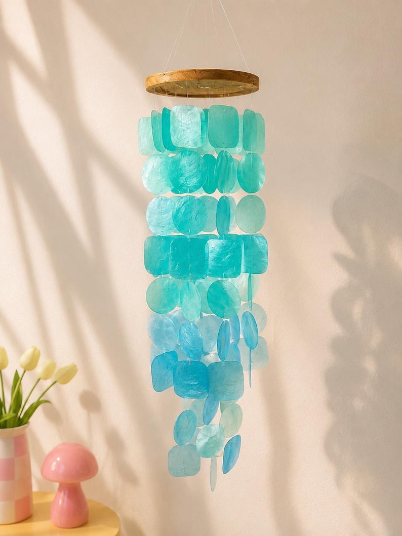 Carillon éolien en coquillages de capiz bleus, décoration suspendue turquoise marine, 70 cm, coquillage et bois