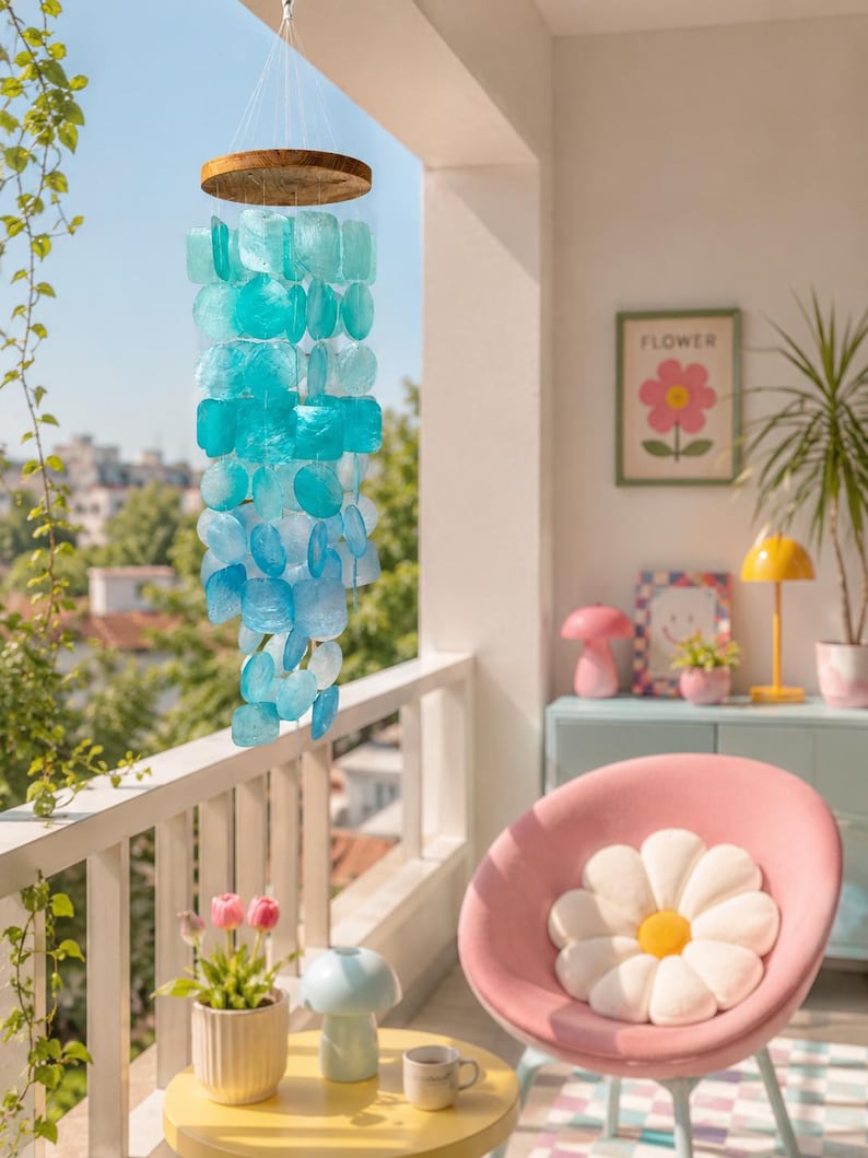 Carillon éolien en coquillages de capiz bleus, décoration suspendue turquoise marine, 70 cm, coquillage et bois