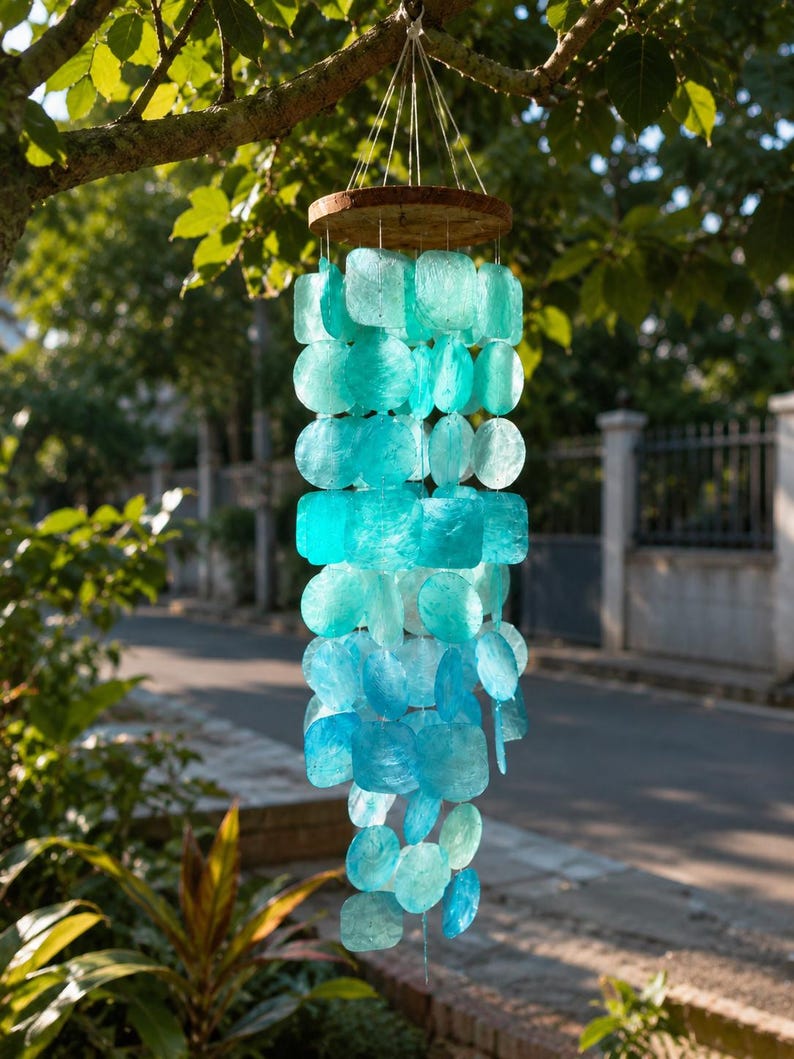 Carillon éolien en coquillages de capiz bleus, décoration suspendue turquoise marine, 70 cm, coquillage et bois