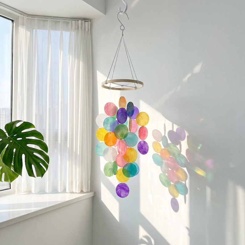 Carillon Éolien Nordique en Coquillage Capiz, Mobile Suspendu Bleu Ombré, Décoration Murale Côtière Bohème pour Fenêtre et Balcon, Bruit Blanc Apaisant