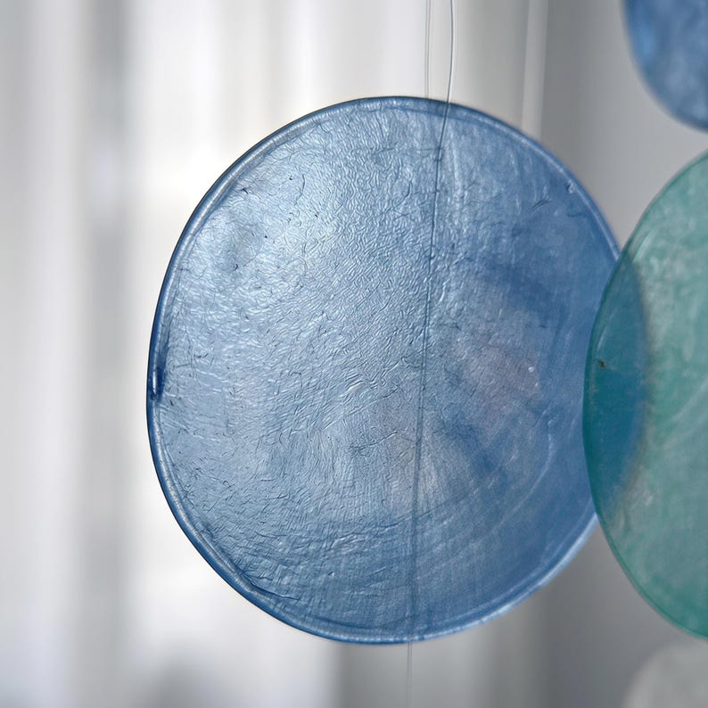 Carillon Éolien Nordique en Coquillage Capiz, Mobile Suspendu Bleu Ombré, Décoration Murale Côtière Bohème pour Fenêtre et Balcon, Bruit Blanc Apaisant