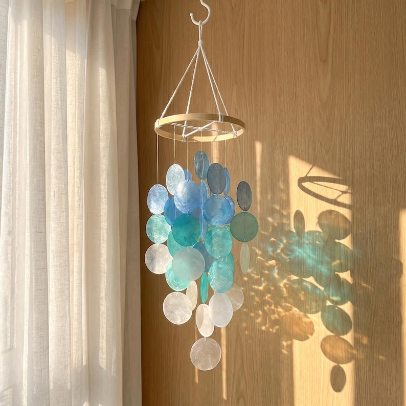 Carillon Éolien Nordique en Coquillage Capiz, Mobile Suspendu Bleu Ombré, Décoration Murale Côtière Bohème pour Fenêtre et Balcon, Bruit Blanc Apaisant