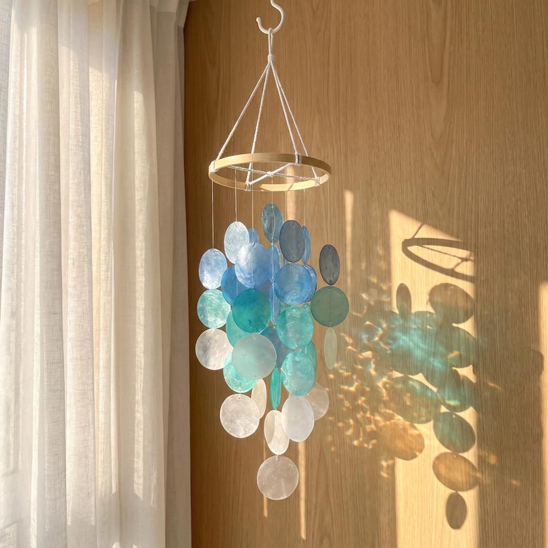 Carillon éolien en coquilles Capiz naturelles, suspension de fenêtre bleu nordique ombré, décoration murale côtière et bohème, bambou et cordon nylon transparent