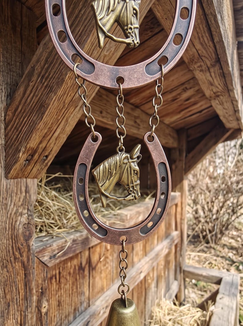 Carillon Éolien en Métal Forme Fer à Cheval et Tête de Cheval, Décoration Western pour Porche, Jardin, Patio, Ferme, Style Rustique Patiné Cuivre Bronze, Suspendu Extérieur