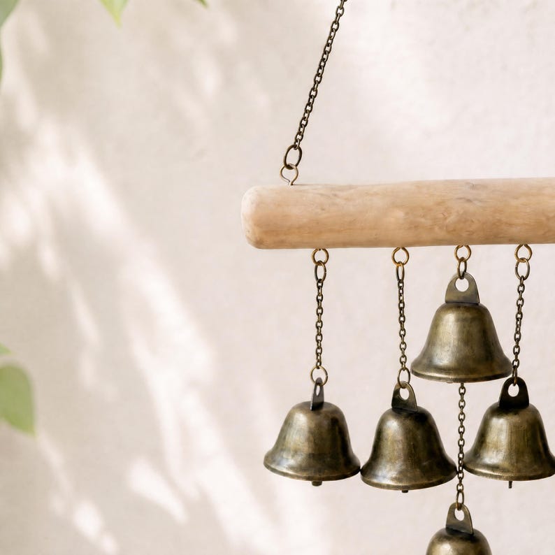 Carillon éolien vintage en cuivre, clochette décorative suspendue en métal, ornement de jardin rustique pour terrasse ou porche