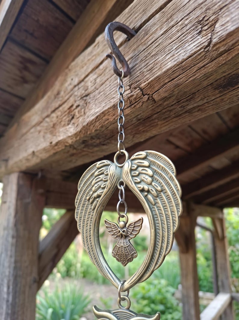 Carillon à vent hibou en métal bronze antique avec ailes d'ange, clochettes rustiques et crochet de suspension pour jardin, terrasse et balcon