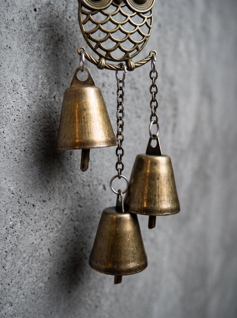 Carillon à vent hibou en métal bronze antique avec ailes d'ange, clochettes rustiques et crochet de suspension pour jardin, terrasse et balcon