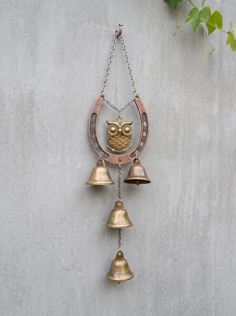 Carillon à vent hibou en fer à cheval, carillon décoratif rustique en métal, ornement suspendu pour jardin, porche et patio, finition bronze et laiton vieilli