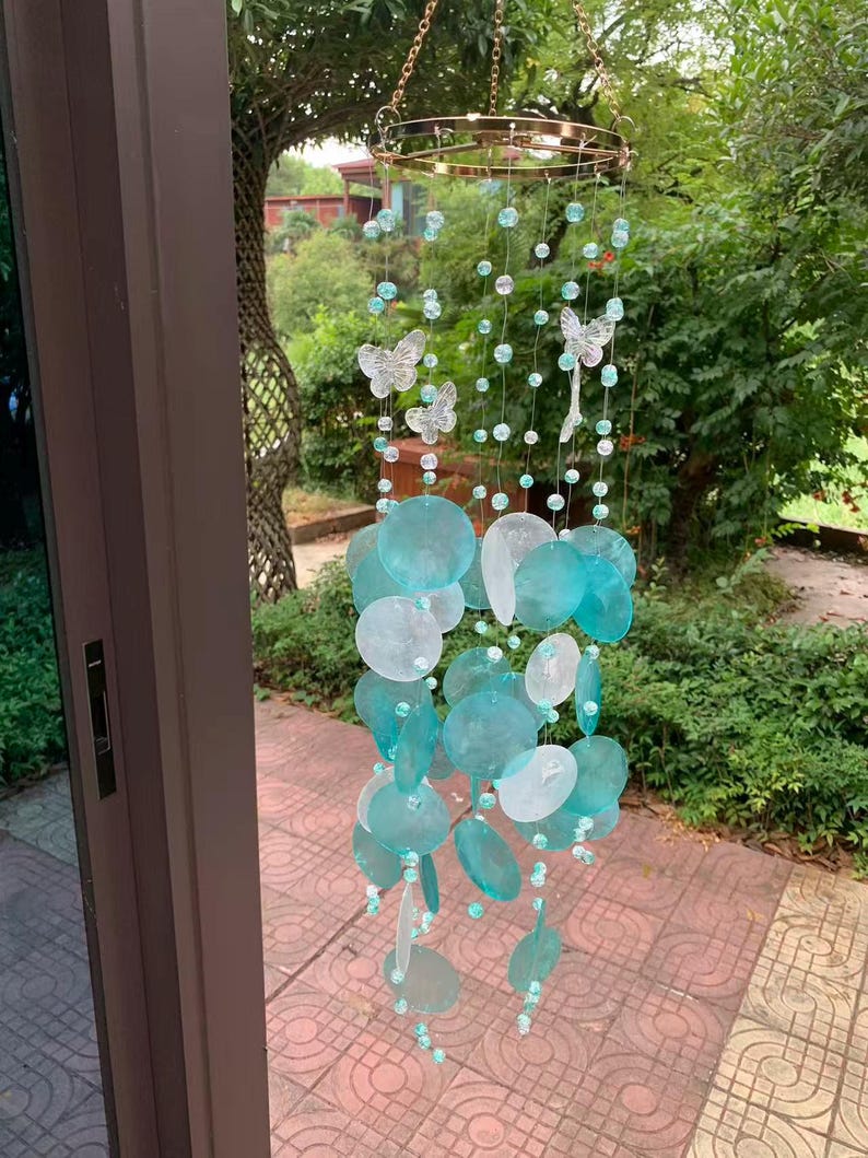 Carillon éolien en coquillages capiz turquoise et blanc avec papillons et perles vertes et blanches, 34 coquillages, extérieur et intérieur, 74 cm