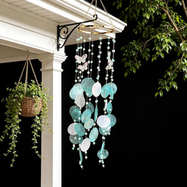 Carillon éolien en coquillages capiz turquoise et blanc avec papillons et perles vertes et blanches, 34 coquillages, extérieur et intérieur, 74 cm