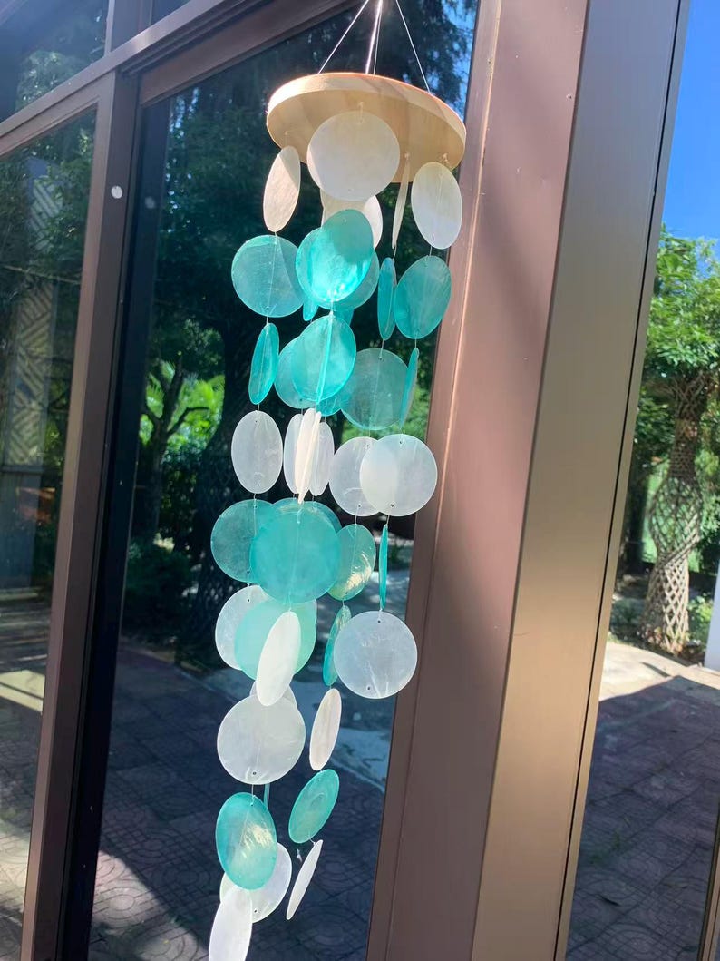 Carillon éolien en coquillages capiz turquoise et blancs, support en bois naturel, décoration suspendue pour terrasse et porche