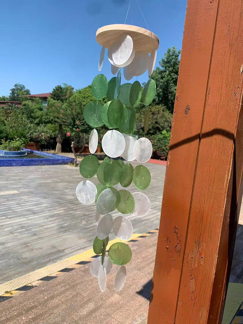 Carillon éolien en coquillages de capiz verts et blancs, décoration suspendue pour porche et jardin, 51 coquillages, 68 cm