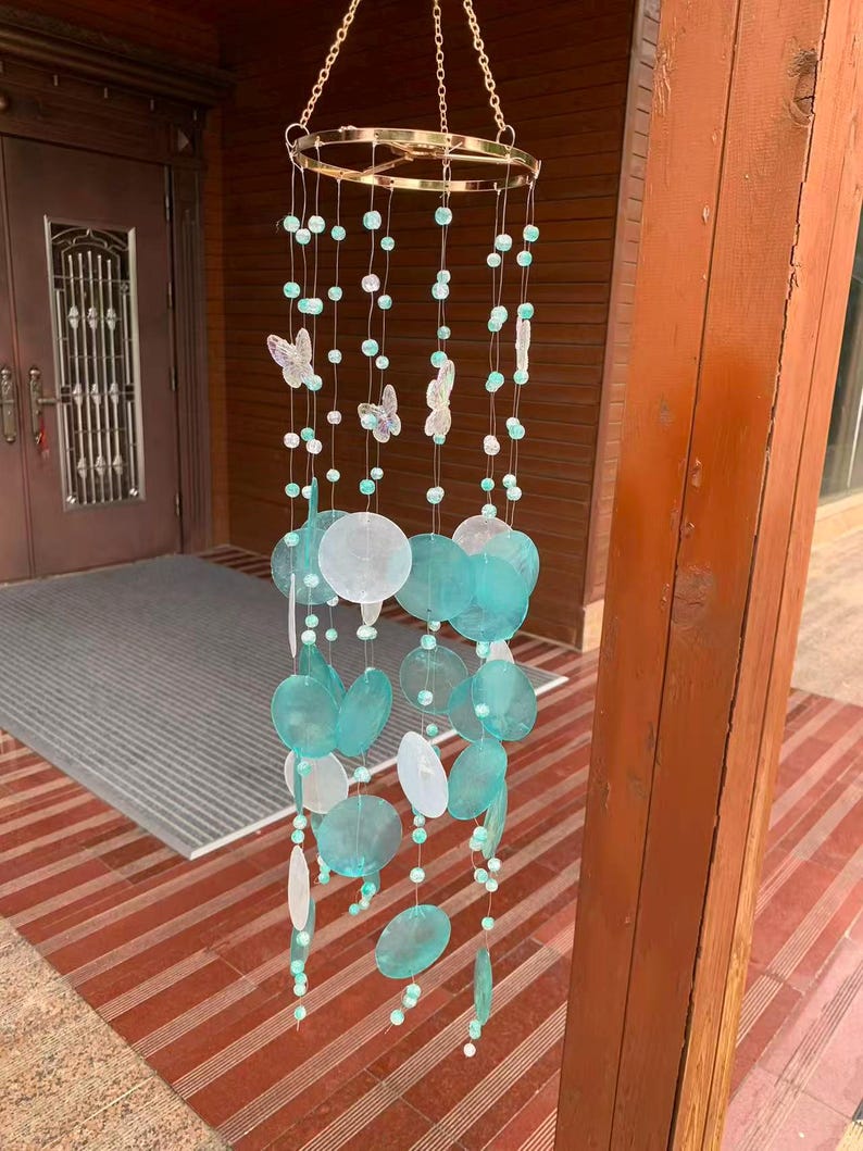 Carillon éolien en coquillages capiz turquoise et blanc avec papillons et perles vertes et blanches, 34 coquillages, extérieur et intérieur, 74 cm