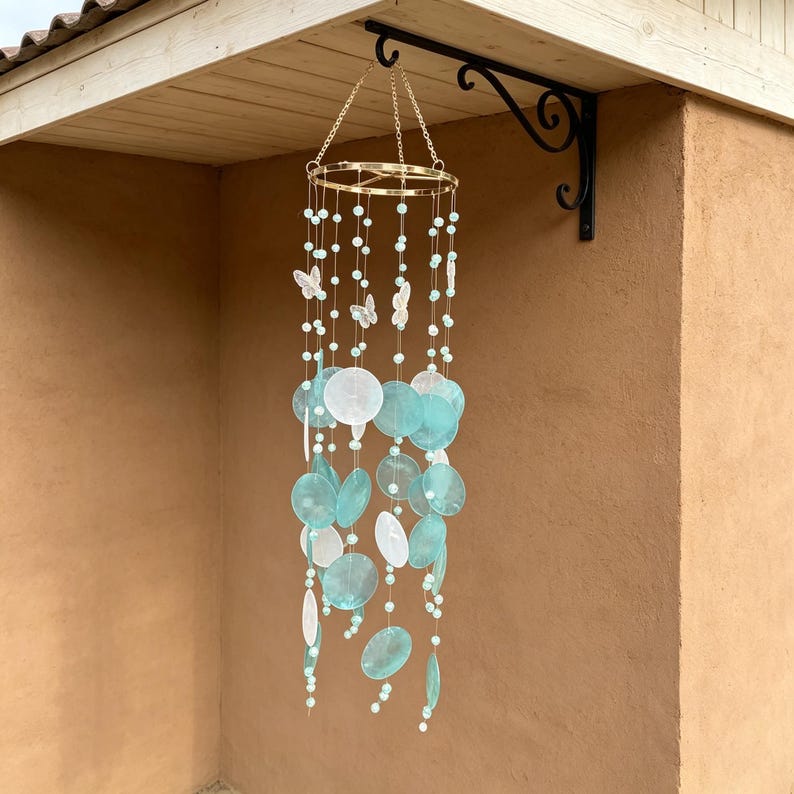Carillon éolien en coquillages capiz turquoise et blanc avec papillons et perles vertes et blanches, 34 coquillages, extérieur et intérieur, 74 cm