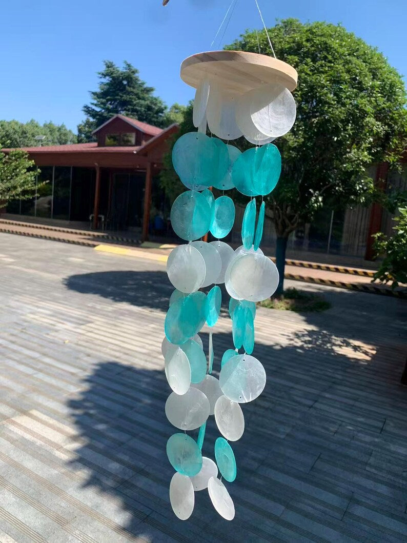 Carillon éolien en coquillages capiz turquoise et blancs, support en bois naturel, décoration suspendue pour terrasse et porche