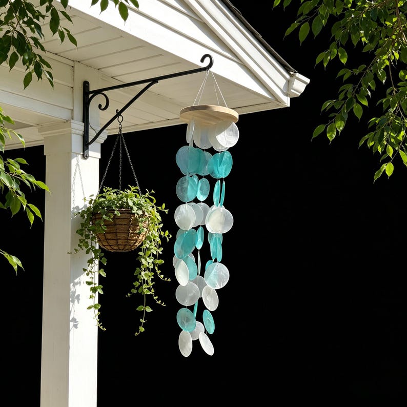 Carillon éolien en coquillages capiz turquoise et blancs, support en bois naturel, décoration suspendue pour terrasse et porche