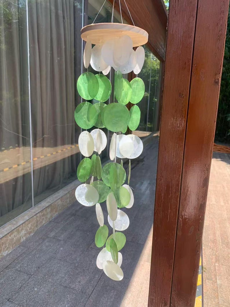 Carillon éolien en coquillages de capiz verts et blancs, décoration suspendue pour porche et jardin, 51 coquillages, 68 cm