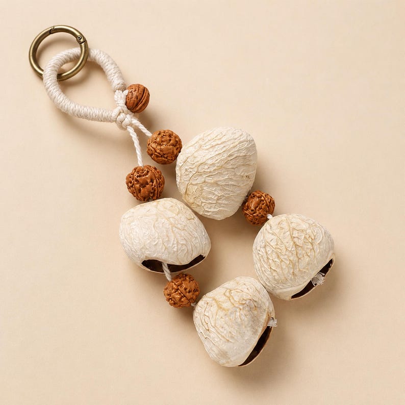 Carillon éolien en coquille de noix naturelle avec perles de bois et cordon en coton, décoration suspendue bohème pour patio, balcon et salle de méditation